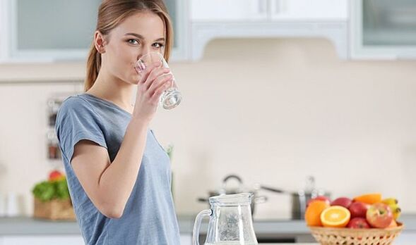 O fată vrea să slăbească urmând o dietă cu apă