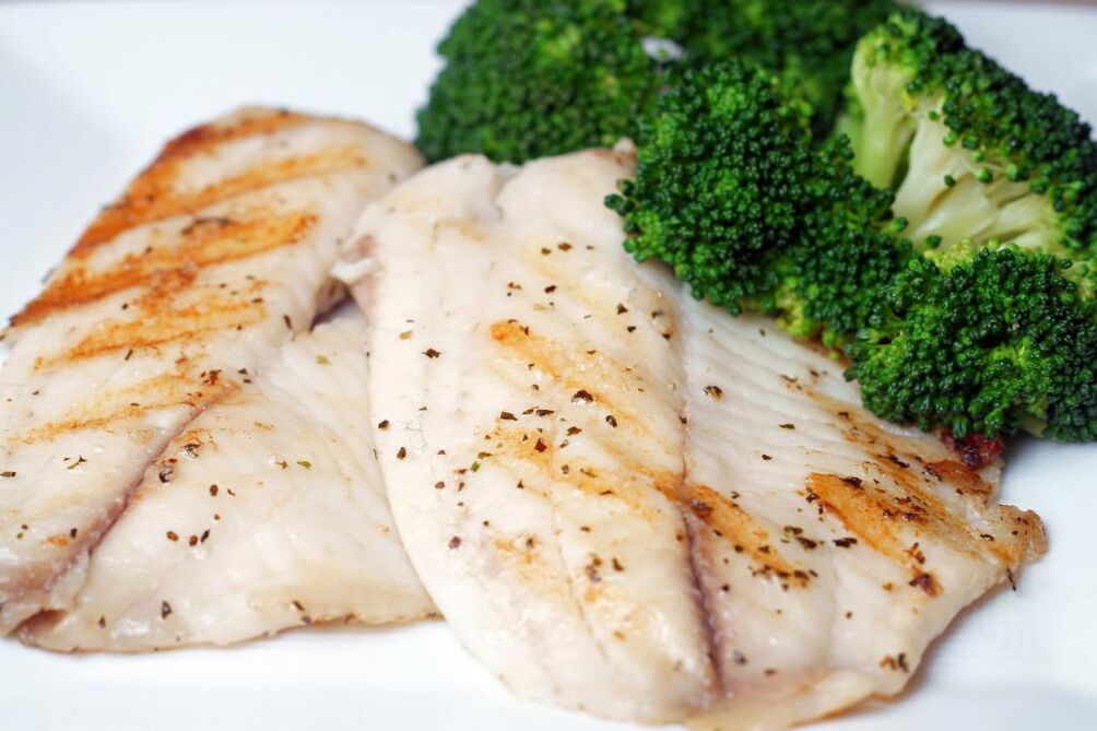Peștele copt sau fiert este un fel de mâncare consistent în meniul de dietă al lui Osama Hamdiy