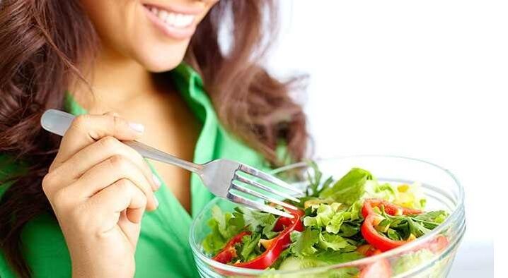 fată care mănâncă salată de legume cu o dietă cu proteine
