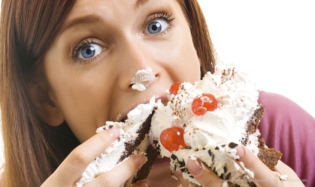 fată care mănâncă prăjitură și se îmbunătățește cum să slăbească