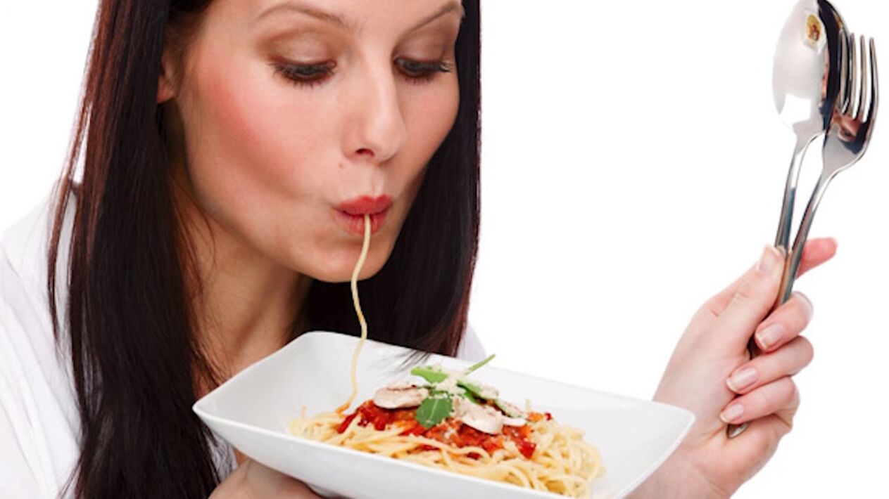 femeie care mănâncă spaghete pentru a slăbi burta