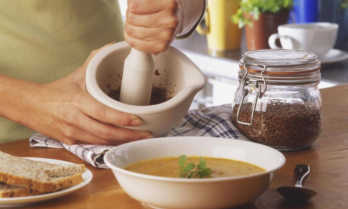 Adăugarea de semințe de in în supă pentru o funcționare bună a intestinului
